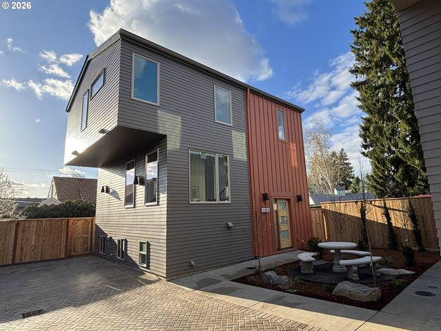 5353 Se STARK St, Portland, OR 97215