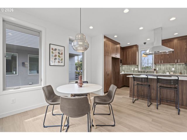 5353 Se STARK St, Portland, OR 97215