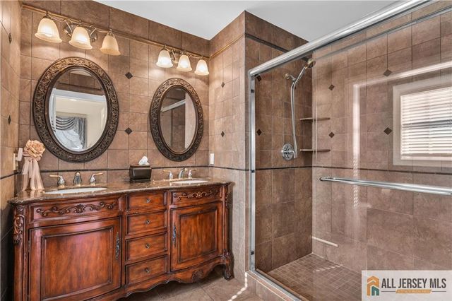 12 White Oak Lane 112, Matawan, NJ 07747