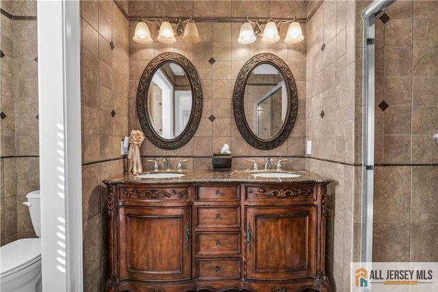 12 White Oak Lane 112, Matawan, NJ 07747