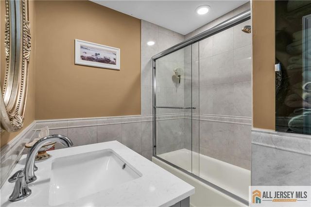 12 White Oak Lane 112, Matawan, NJ 07747