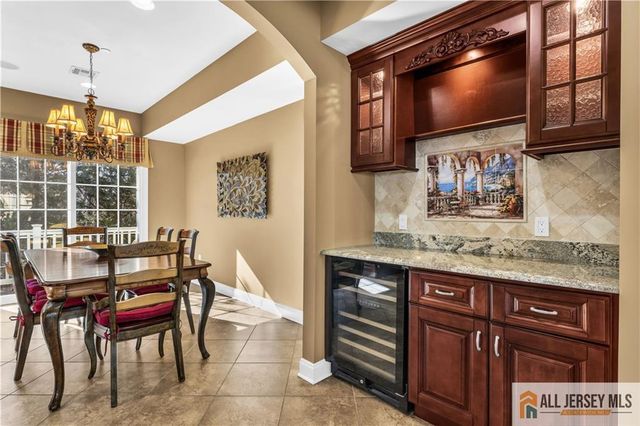 12 White Oak Lane 112, Matawan, NJ 07747
