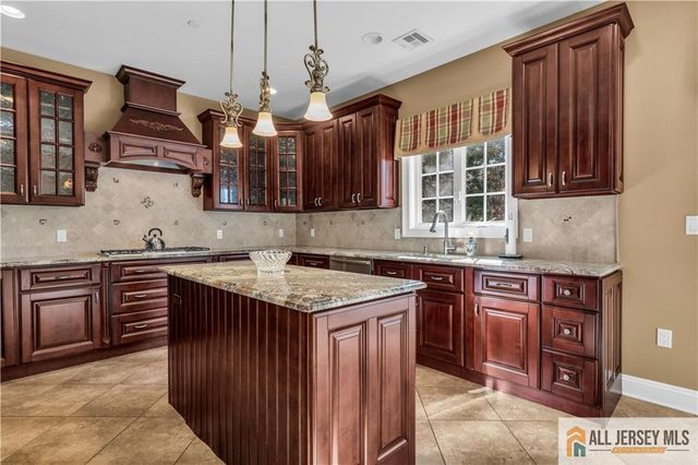 12 White Oak Lane 112, Matawan, NJ 07747
