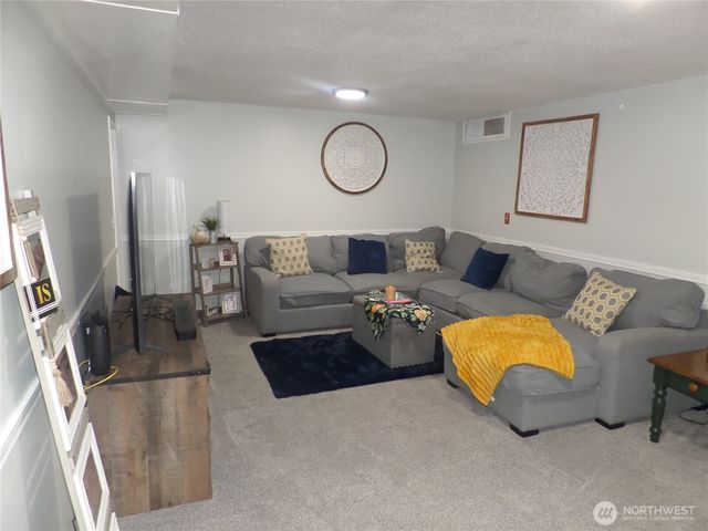 32 NE Tremont Drive, College Place, WA 99324