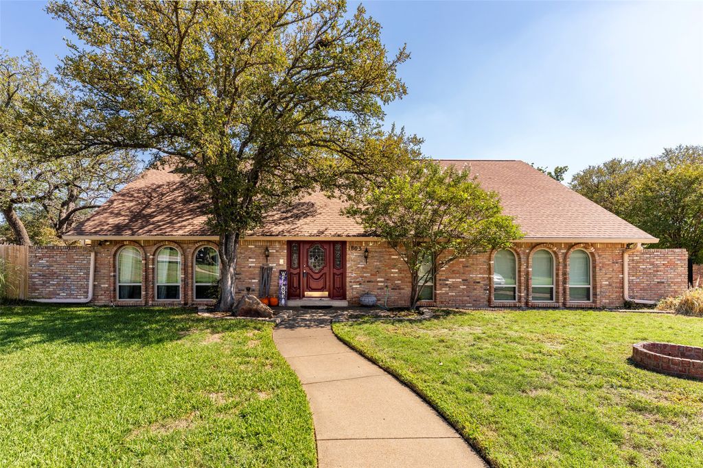 1803 Arrowhead Drive, Pantego, TX 76013