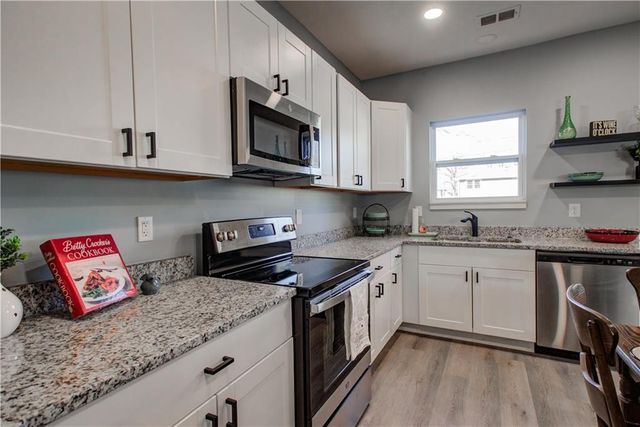 106 E Walker Drive, Harrisonville, MO 64701