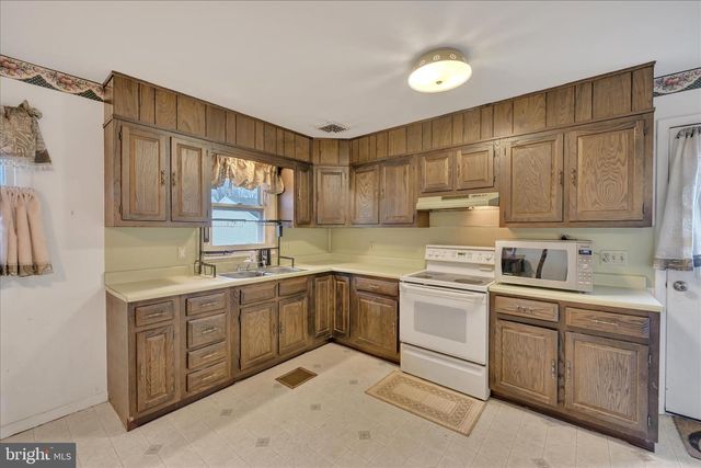 631 W FRANKLIN ST, Womelsdorf, PA 19567