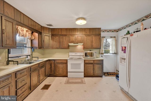 631 W FRANKLIN ST, Womelsdorf, PA 19567