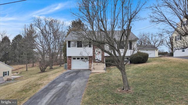 631 W FRANKLIN ST, Womelsdorf, PA 19567