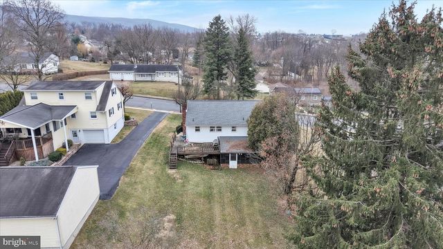 631 W FRANKLIN ST, Womelsdorf, PA 19567