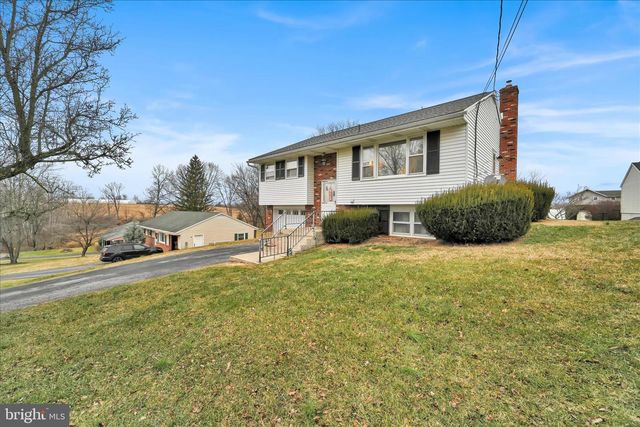 631 W FRANKLIN ST, Womelsdorf, PA 19567