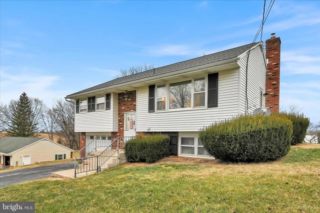 631 W FRANKLIN ST, Womelsdorf, PA 19567