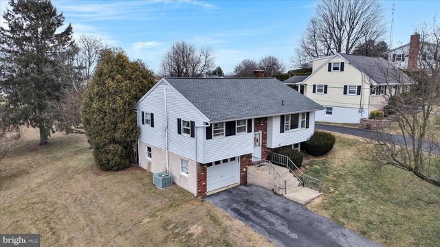 631 W FRANKLIN ST, Womelsdorf, PA 19567