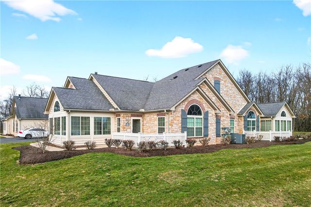 542 Fair Meadow Dr, Chartiers, PA 15301