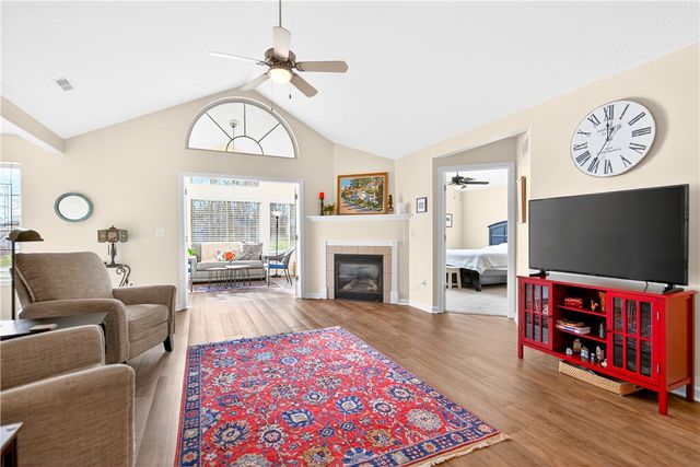 542 Fair Meadow Dr, Chartiers, PA 15301