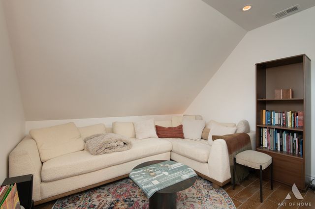 2821 N Springfield Avenue, Chicago, IL 60618