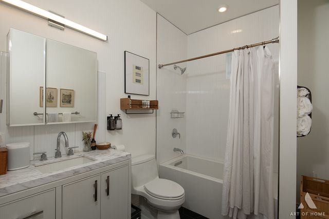 2821 N Springfield Avenue, Chicago, IL 60618