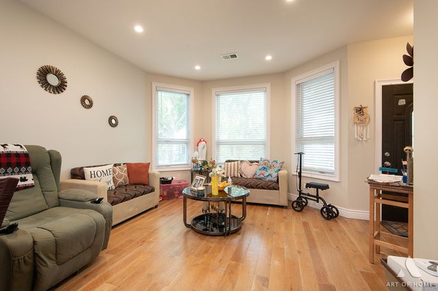 2821 N Springfield Avenue, Chicago, IL 60618