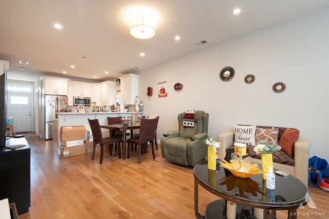 2821 N Springfield Avenue, Chicago, IL 60618
