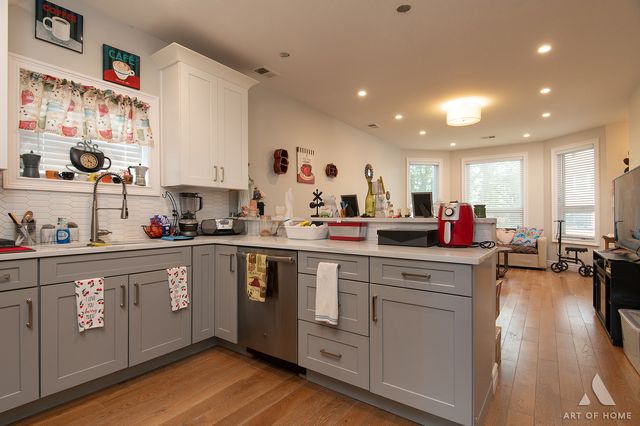 2821 N Springfield Avenue, Chicago, IL 60618