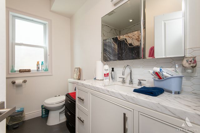 2821 N Springfield Avenue, Chicago, IL 60618