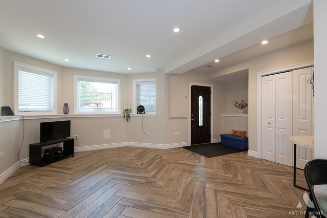 2821 N Springfield Avenue, Chicago, IL 60618