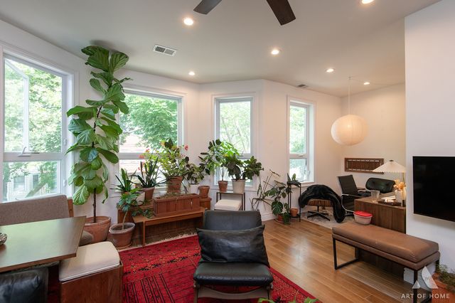 2821 N Springfield Avenue, Chicago, IL 60618