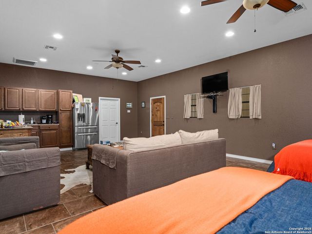 10927 Fm 2146, Jourdanton, TX 78026