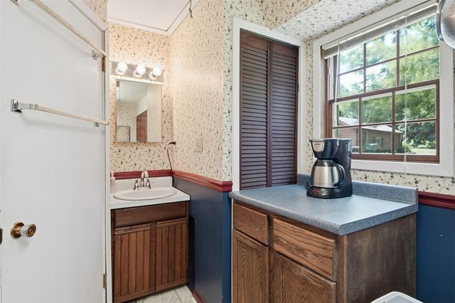 4290 NE 27th Street, Des Moines, IA 50317