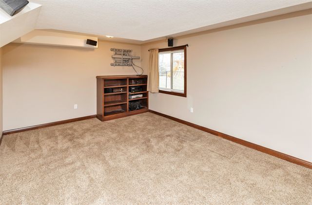 15715 Tanglewood Drive, Urbandale, IA 50323