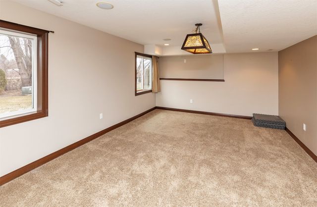 15715 Tanglewood Drive, Urbandale, IA 50323