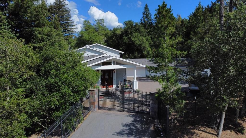 Image 4 of property listing at 24010 Summit Woods Drive, Los Gatos, CA 95033