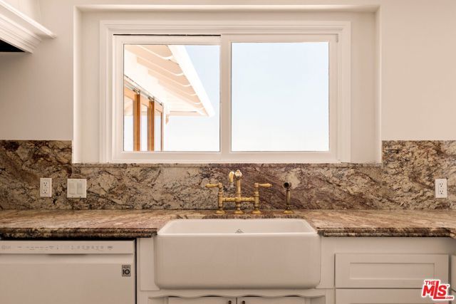 2158 Stradella Road, Los Angeles, CA 90077