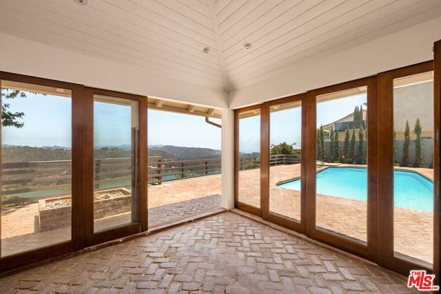 2158 Stradella Road, Los Angeles, CA 90077