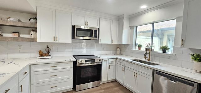 724 Country Place Drive E, Houston, TX 77079