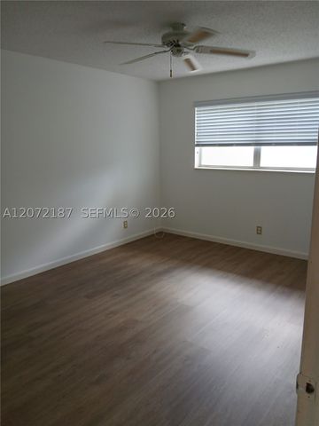 302 Lake Evelyn Dr 302, West Palm Beach, FL 33411