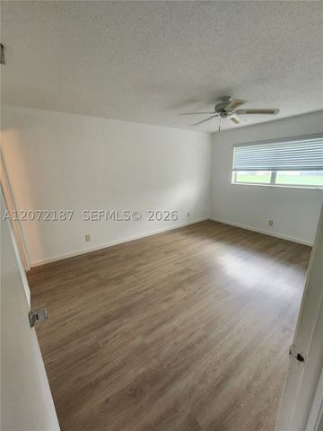 302 Lake Evelyn Dr 302, West Palm Beach, FL 33411