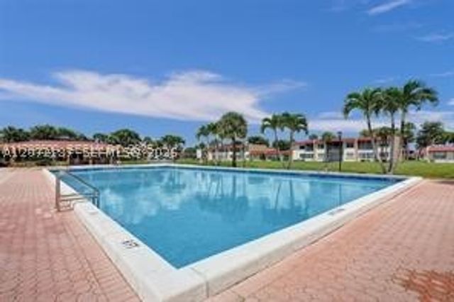 302 Lake Evelyn Dr 302, West Palm Beach, FL 33411