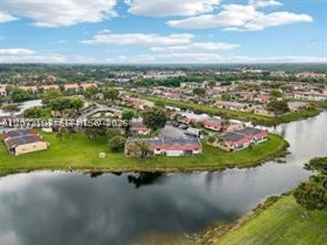 302 Lake Evelyn Dr 302, West Palm Beach, FL 33411