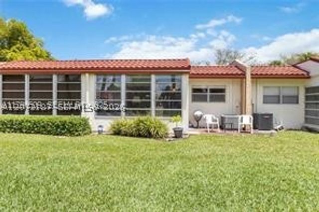 302 Lake Evelyn Dr 302, West Palm Beach, FL 33411