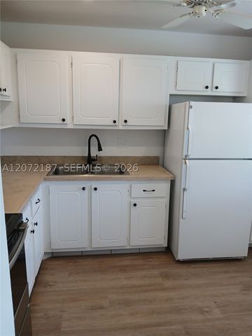 302 Lake Evelyn Dr 302, West Palm Beach, FL 33411