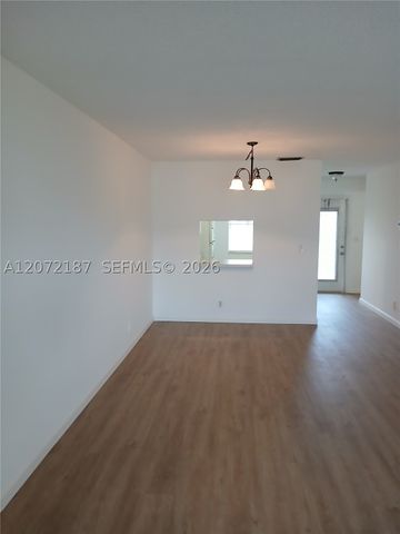 302 Lake Evelyn Dr 302, West Palm Beach, FL 33411