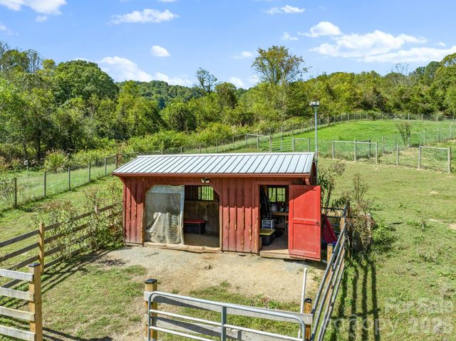 99 Quill Ammons Hollow, Marshall, NC 28753