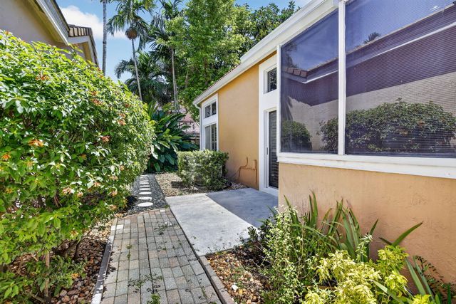 10124 NW 4th Street NW, Plantation, FL 33324
