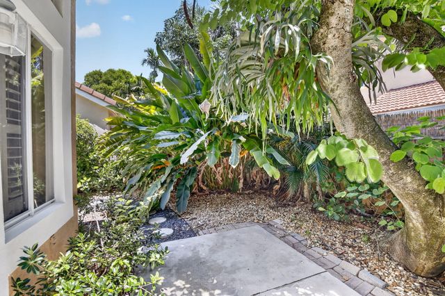 10124 NW 4th Street NW, Plantation, FL 33324