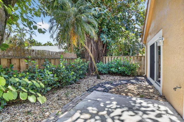 10124 NW 4th Street NW, Plantation, FL 33324