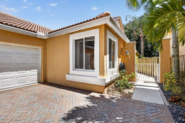 10124 NW 4th Street NW, Plantation, FL 33324