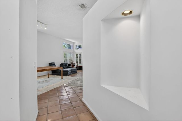 10124 NW 4th Street NW, Plantation, FL 33324