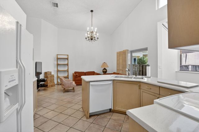 10124 NW 4th Street NW, Plantation, FL 33324