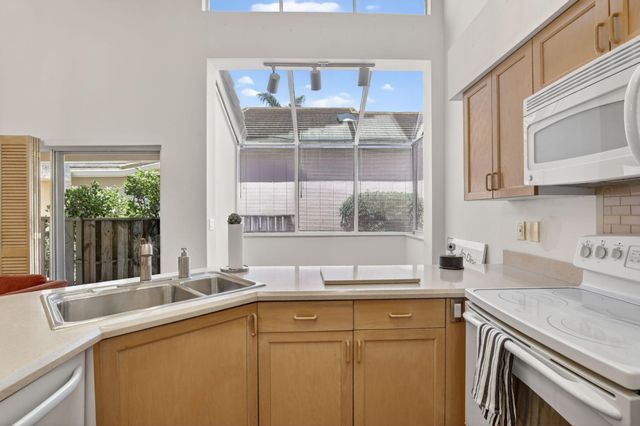 10124 NW 4th Street NW, Plantation, FL 33324